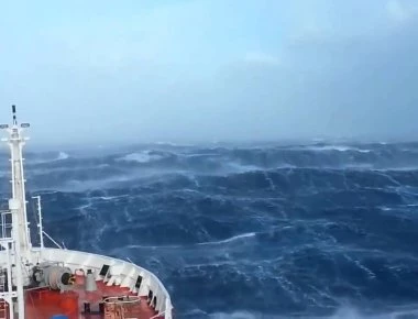 Στενό Τήνου-Μυκόνου: «Μάχη» με τα κύματα από το Fast Ferries Andros (βίντεο)